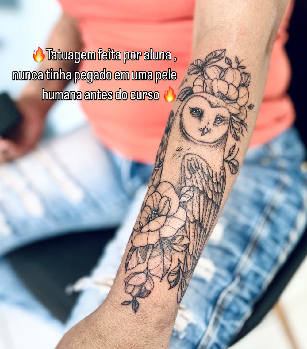 Tatuagem de coruja com flores feita por uma aluna do curso